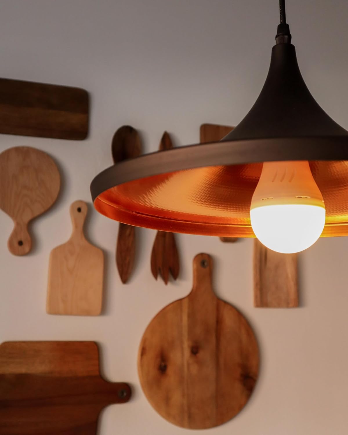 LINDBY – Élégance Noire & Dorée