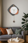 Horloge murale géométrique avec balancier orange